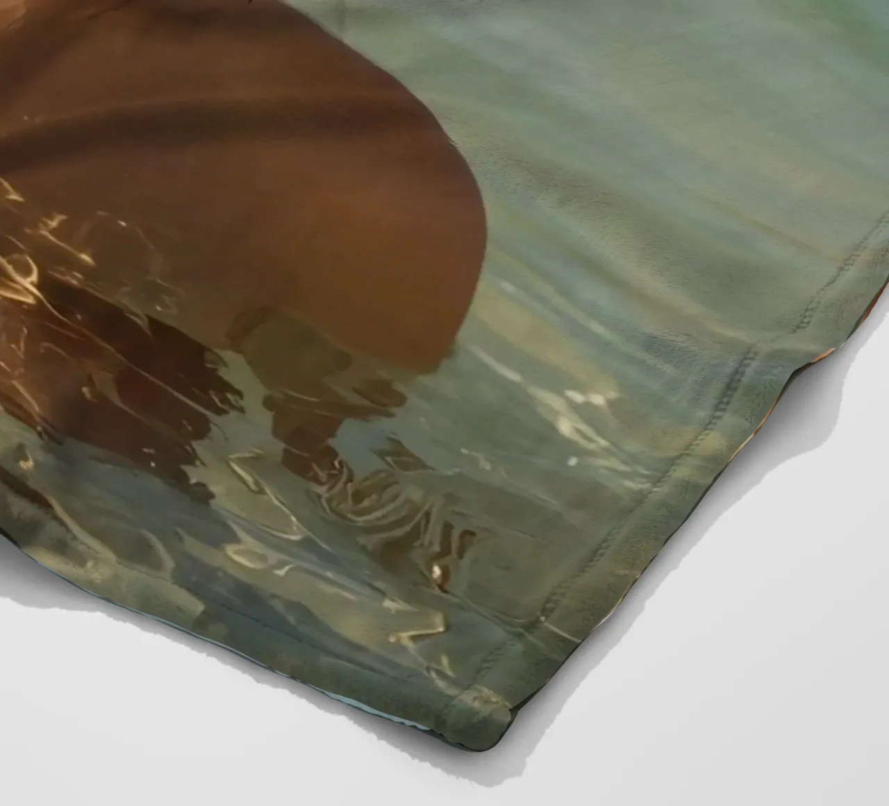 Donna nell'oceano con in mano un bicchiere di vino rosso coperta in pile da DesignDoodle