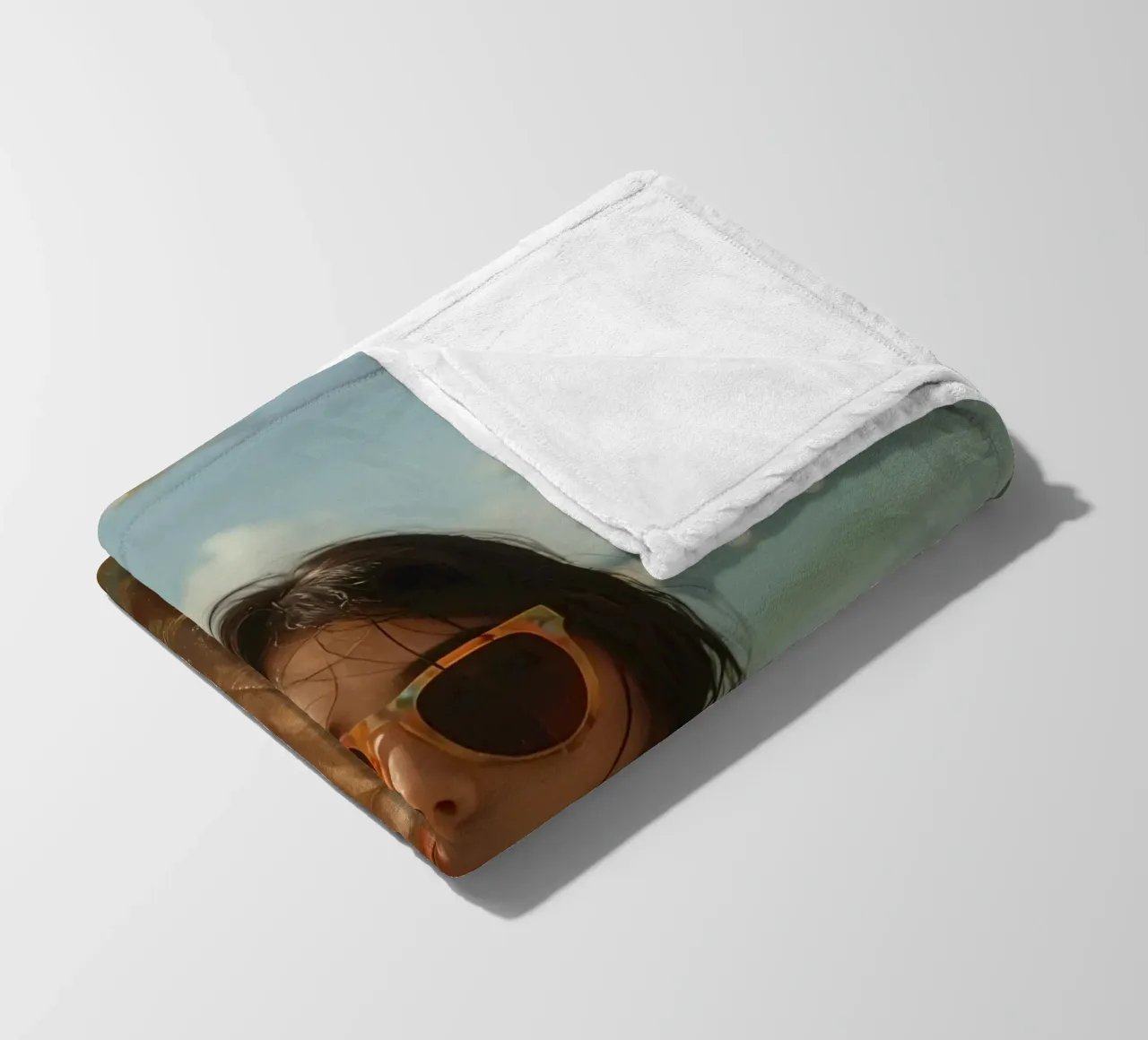 Donna nell'oceano con in mano un bicchiere di vino rosso coperta in pile da DesignDoodle
