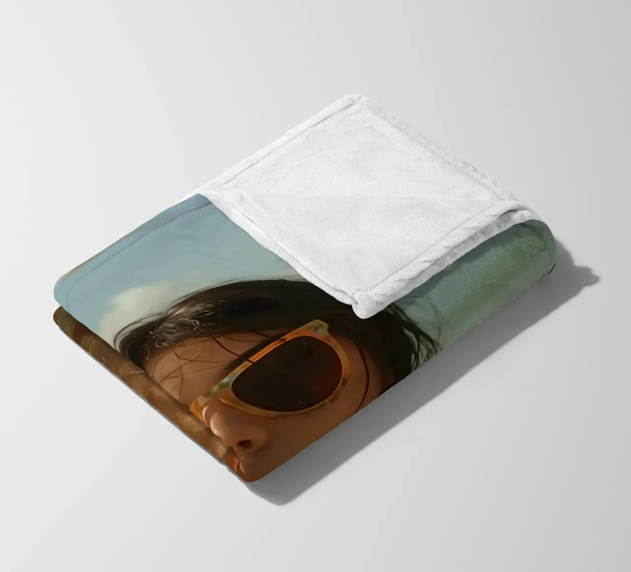 Donna nell'oceano con in mano un bicchiere di vino rosso coperta in pile da DesignDoodle