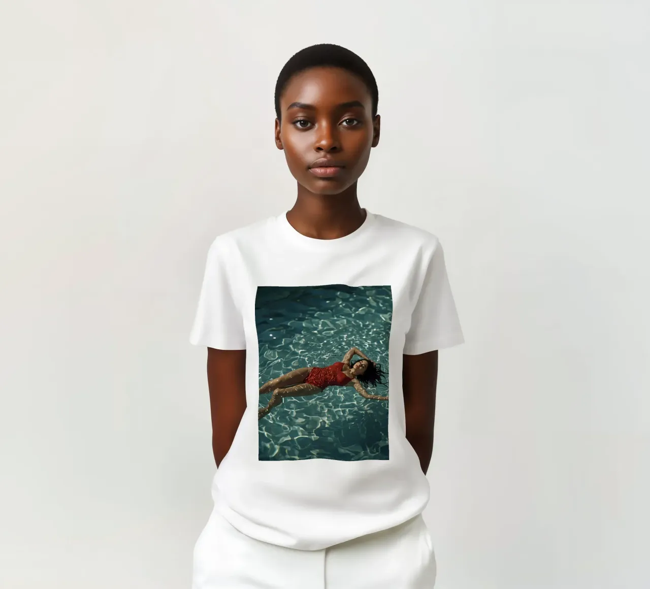 Femme en maillot de bain rouge flottant dans l'eau t-shirt de DesignDoodle