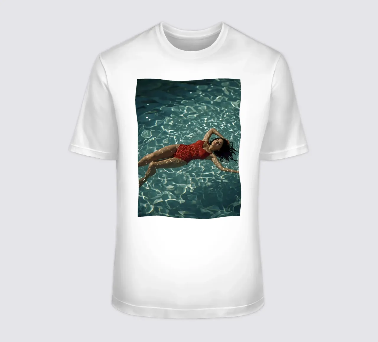 Femme en maillot de bain rouge flottant dans l'eau t-shirt de DesignDoodle