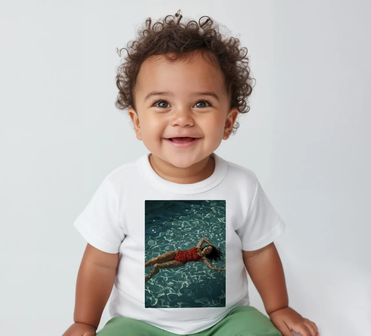 Femme en maillot de bain rouge flottant dans l'eau t-shirt pour bébé de DesignDoodle