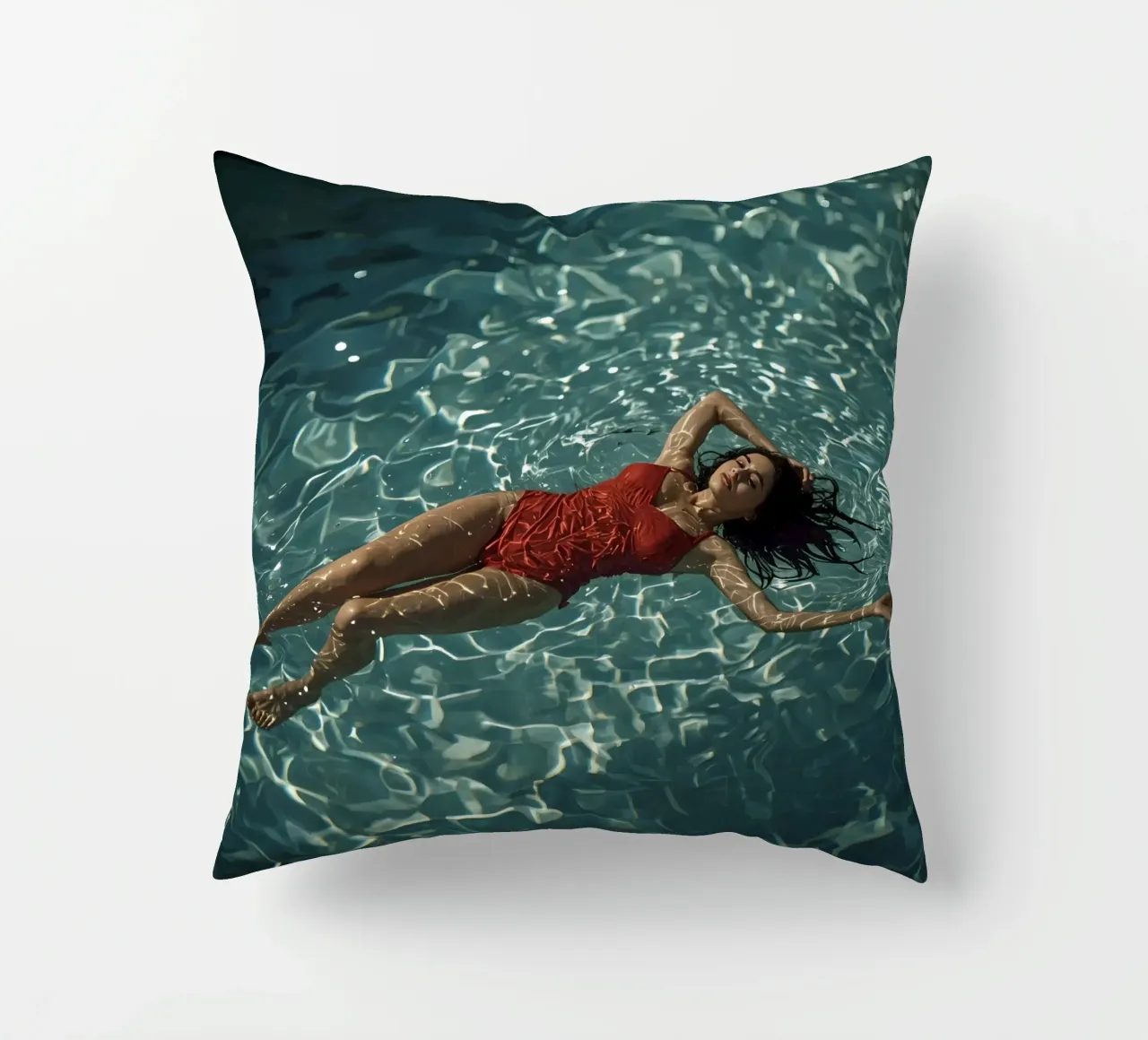 Femme en maillot de bain rouge flottant dans l'eau coussin de DesignDoodle