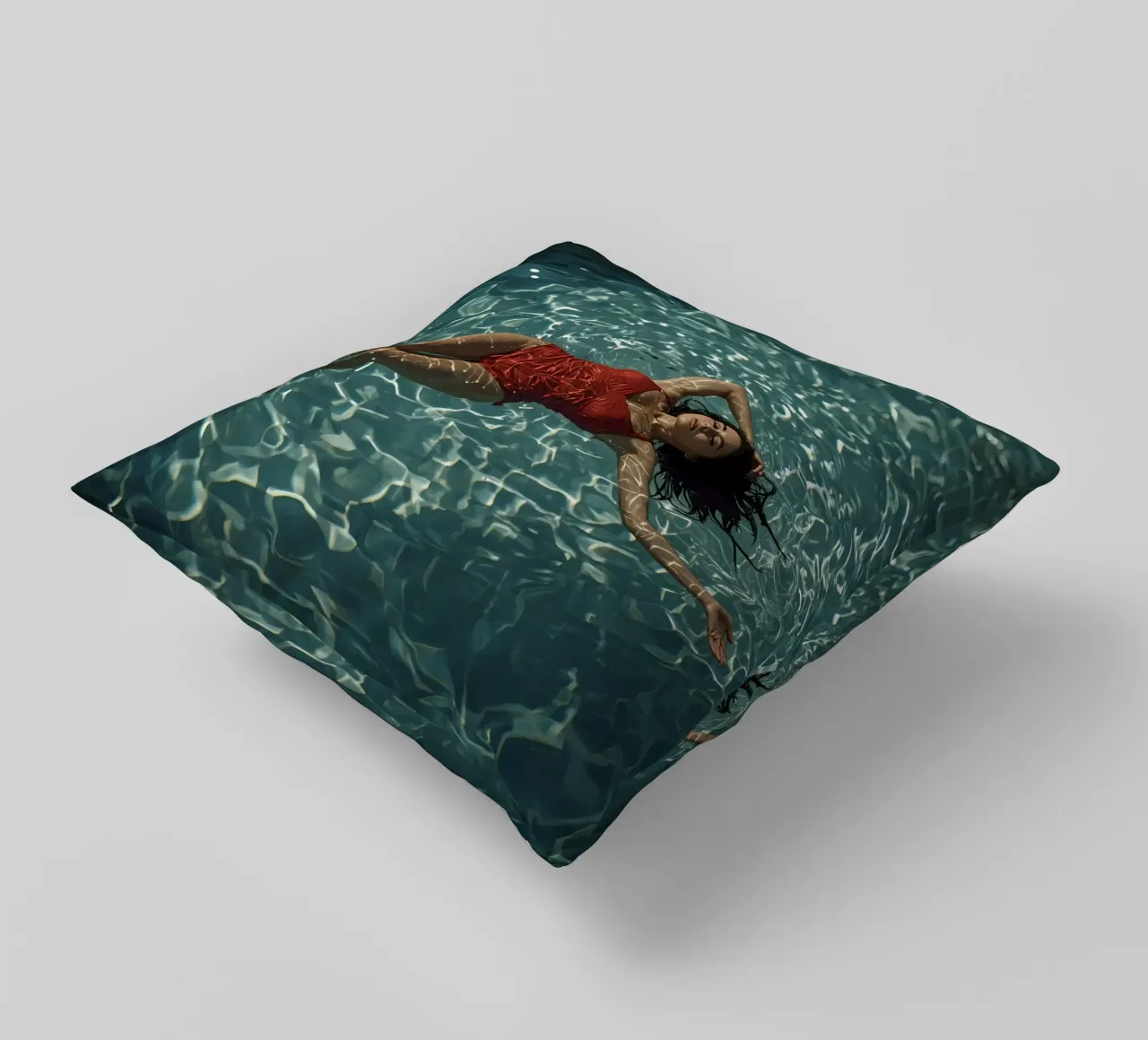 Femme en maillot de bain rouge flottant dans l'eau coussin de DesignDoodle