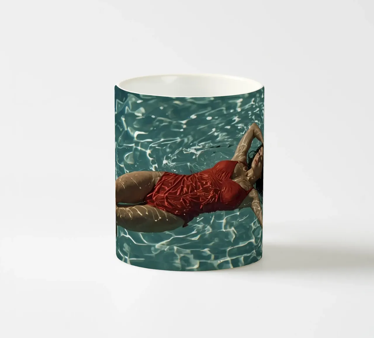 Femme en maillot de bain rouge flottant dans l'eau mug en céramique de DesignDoodle