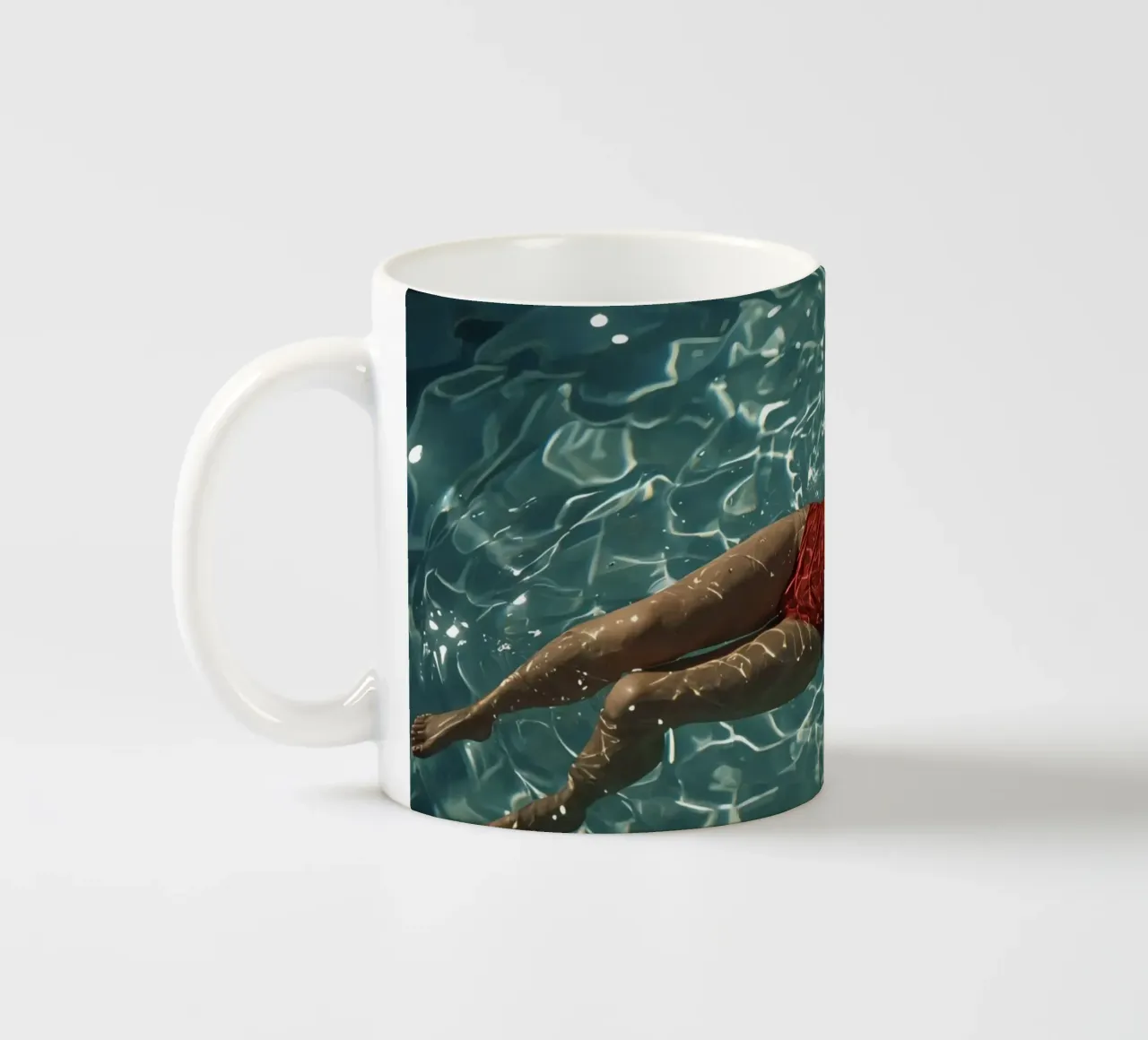 Femme en maillot de bain rouge flottant dans l'eau mug en céramique de DesignDoodle
