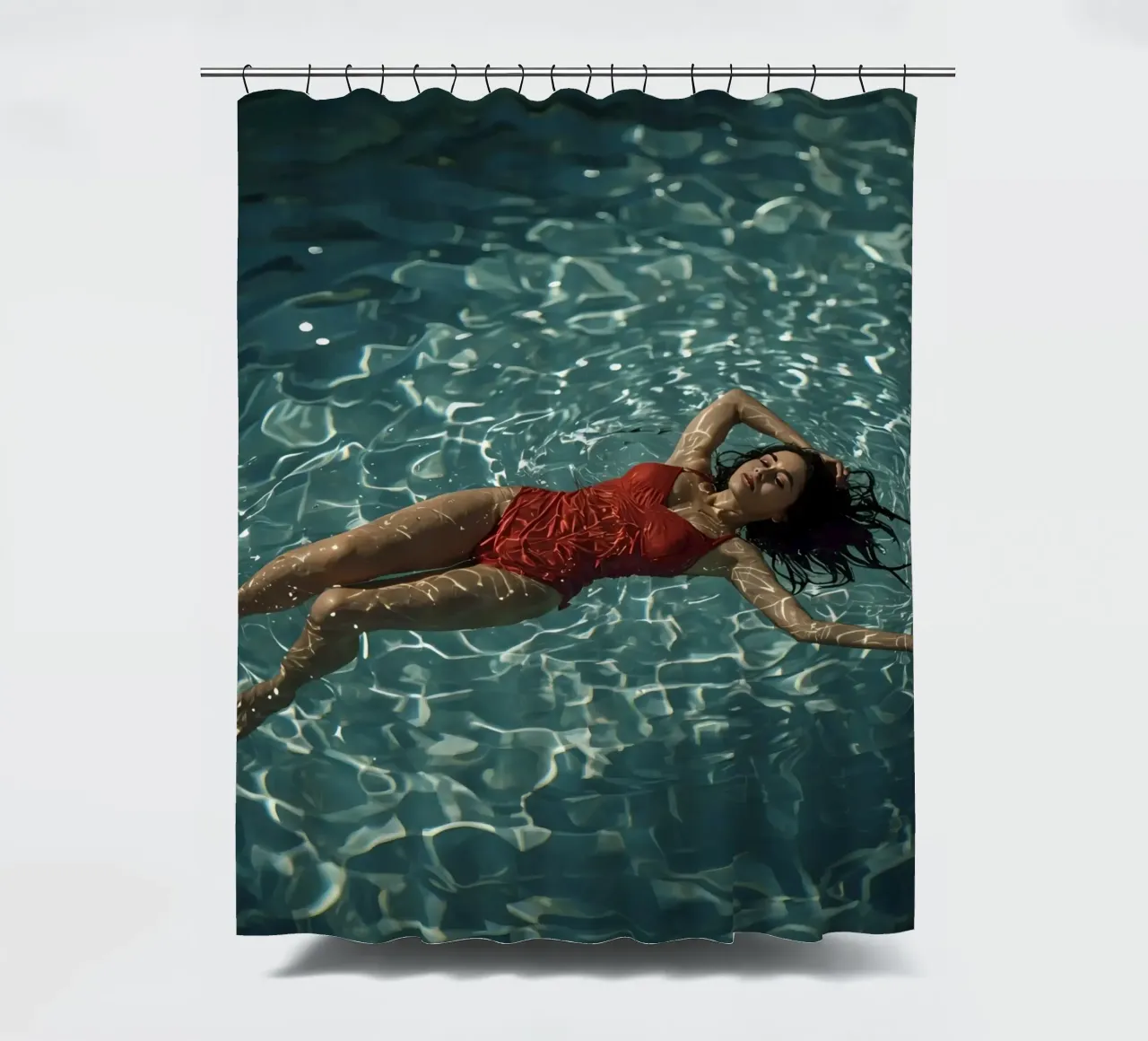 Femme en maillot de bain rouge flottant dans l'eau rideau de douche de DesignDoodle