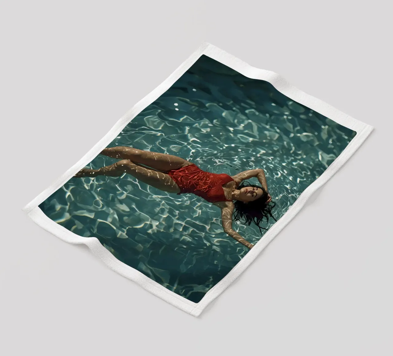 Femme en maillot de bain rouge flottant dans l'eau plaid polaire de DesignDoodle