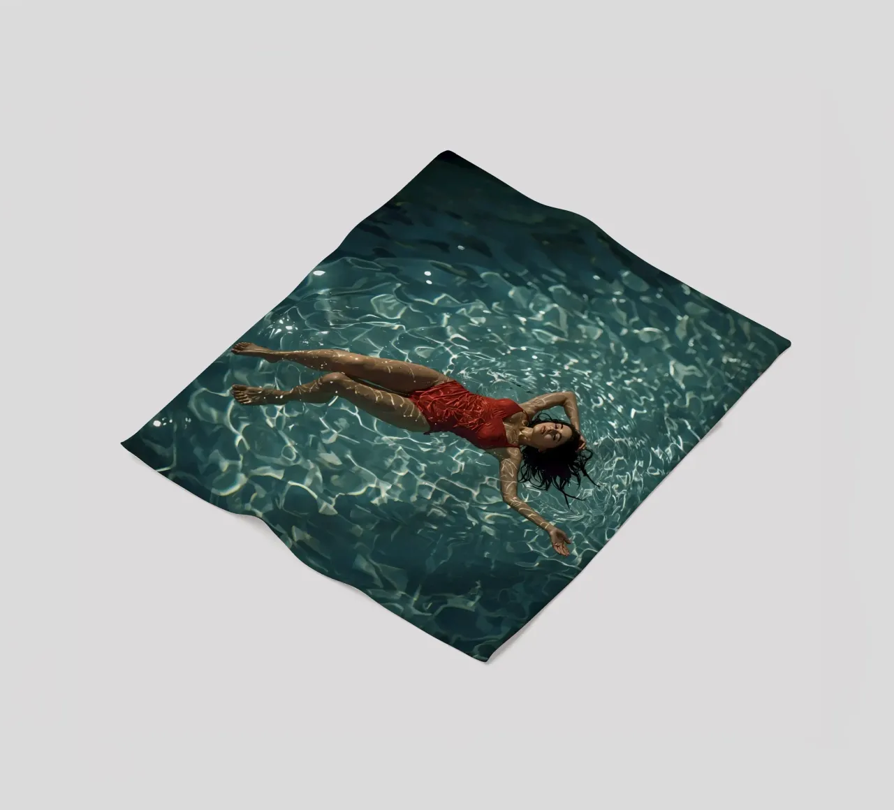 Femme en maillot de bain rouge flottant dans l'eau plaid polaire de DesignDoodle