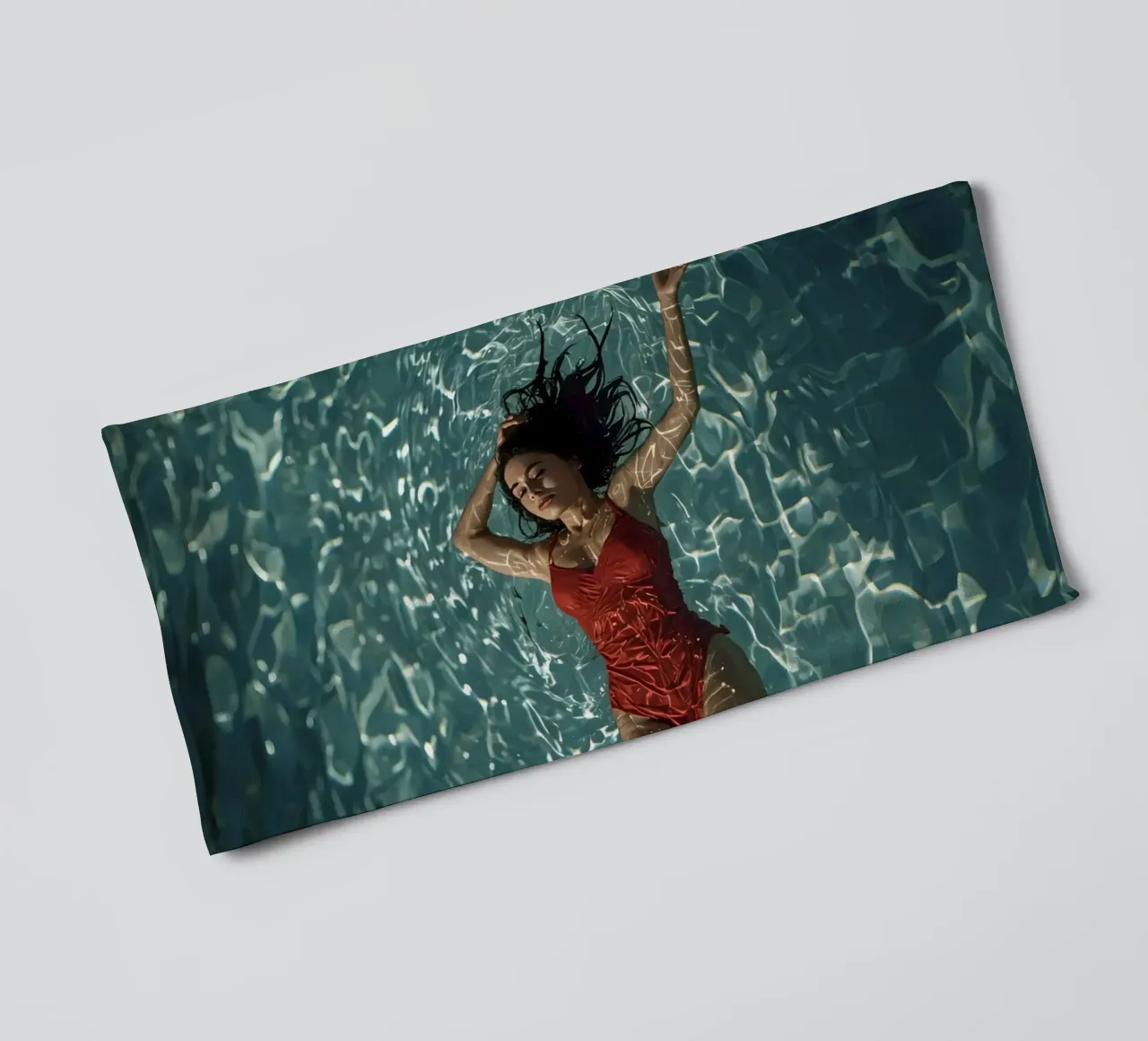 Femme en maillot de bain rouge flottant dans l'eau serviette de bain de DesignDoodle