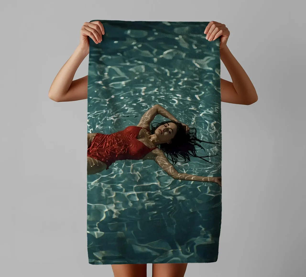 Femme en maillot de bain rouge flottant dans l'eau serviette de bain de DesignDoodle