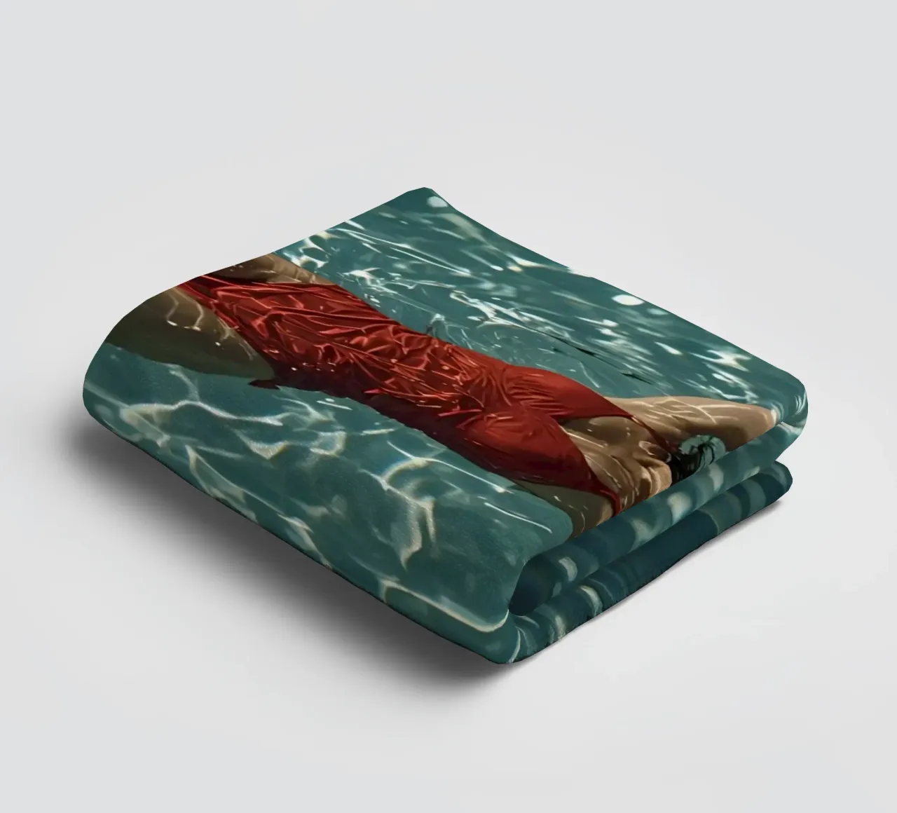 Femme en maillot de bain rouge flottant dans l'eau serviette de bain de DesignDoodle