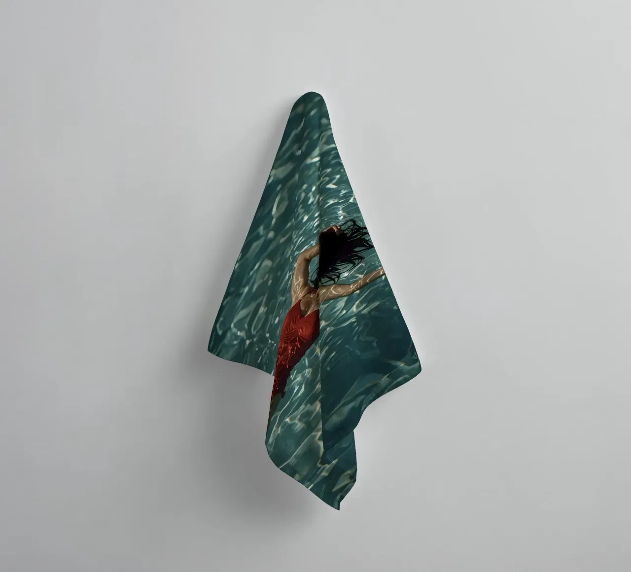 Femme en maillot de bain rouge flottant dans l'eau serviette de bain de DesignDoodle