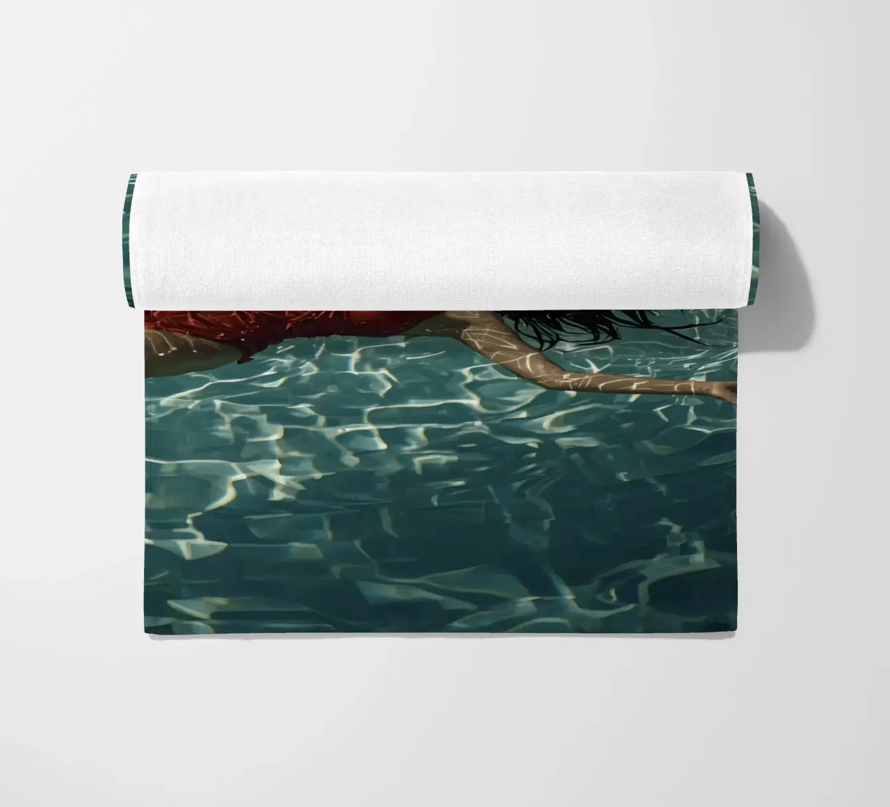 Femme en maillot de bain rouge flottant dans l'eau serviette de plage de DesignDoodle