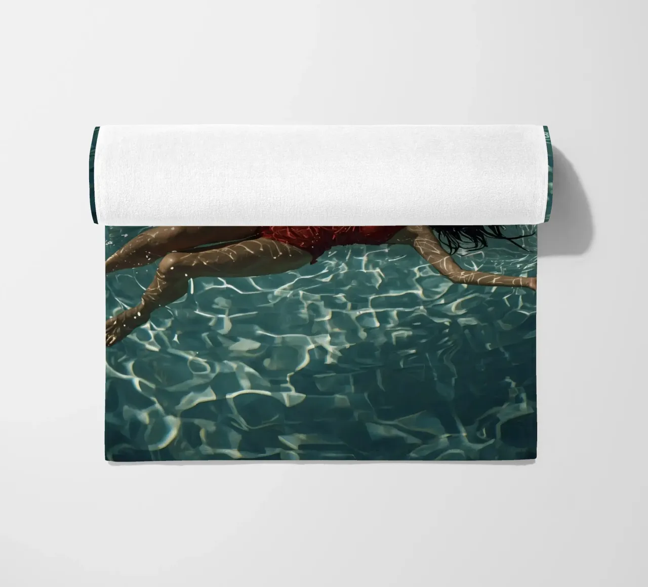 Femme en maillot de bain rouge flottant dans l'eau serviette de plage de DesignDoodle
