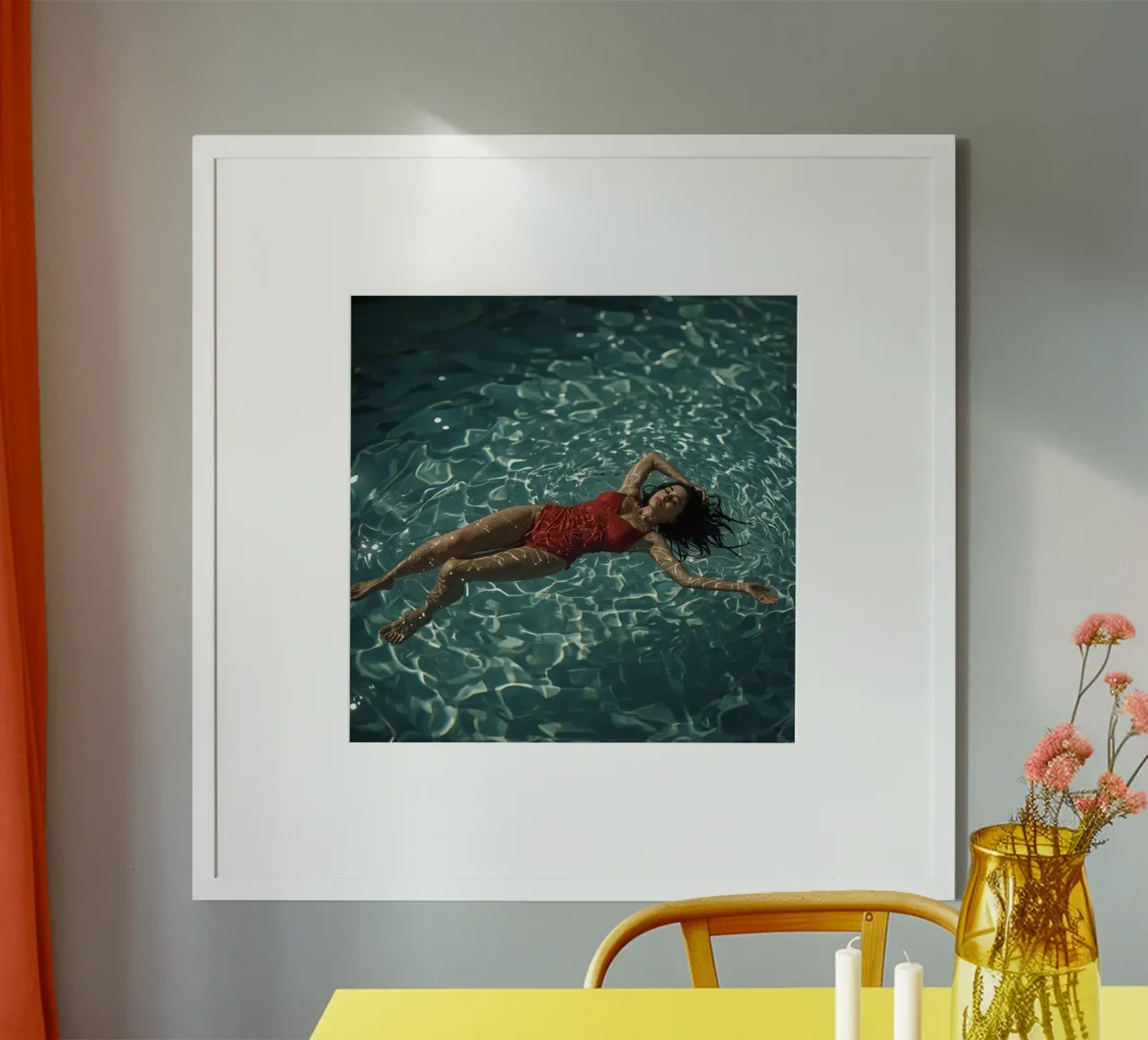 Vrouw in rood badpak drijft in water poster van DesignDoodle