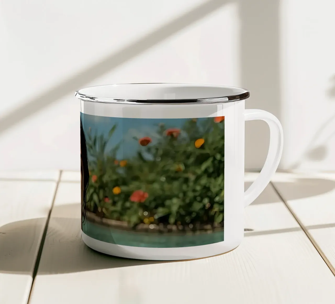 Vrouw in zwembad met tuin achtergrond emaille mok van DesignDoodle