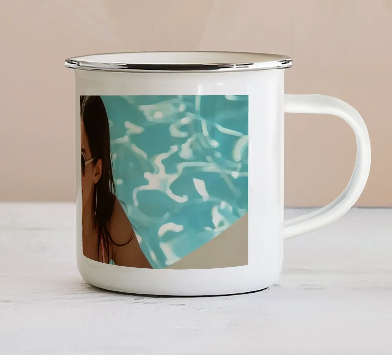 Donna in piscina con succo di frutta e occhiali da sole tazza in smalto da DesignDoodle