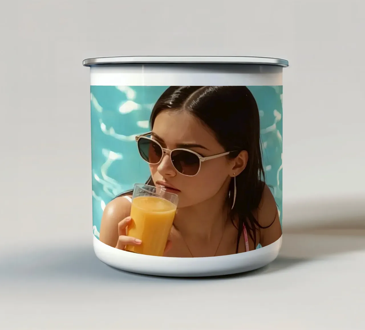 Donna in piscina con succo di frutta e occhiali da sole tazza in smalto da DesignDoodle