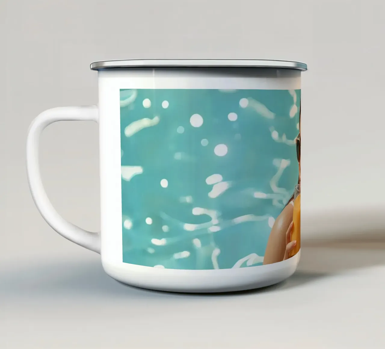 Donna in piscina con succo di frutta e occhiali da sole tazza in smalto da DesignDoodle