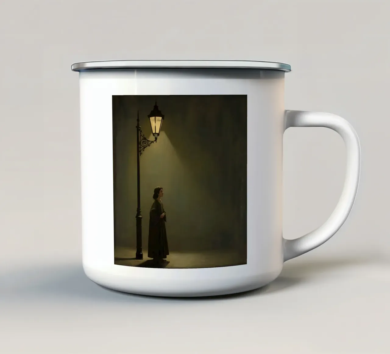 Donna in piedi accanto a un lampione illuminato di notte tazza in smalto da DesignDoodle