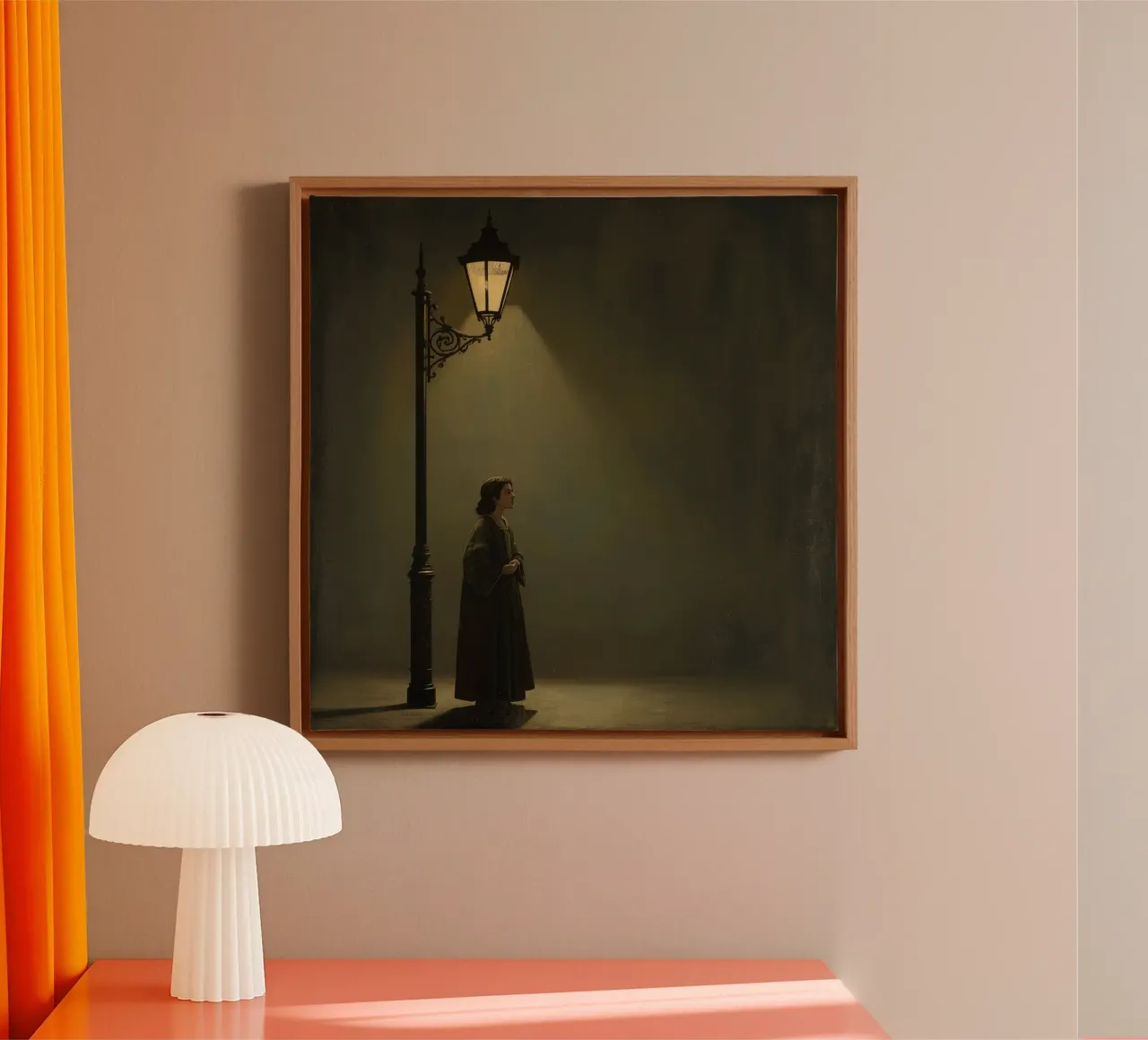 Donna in piedi accanto a un lampione illuminato di notte tela con Cornice a cassetta da DesignDoodle