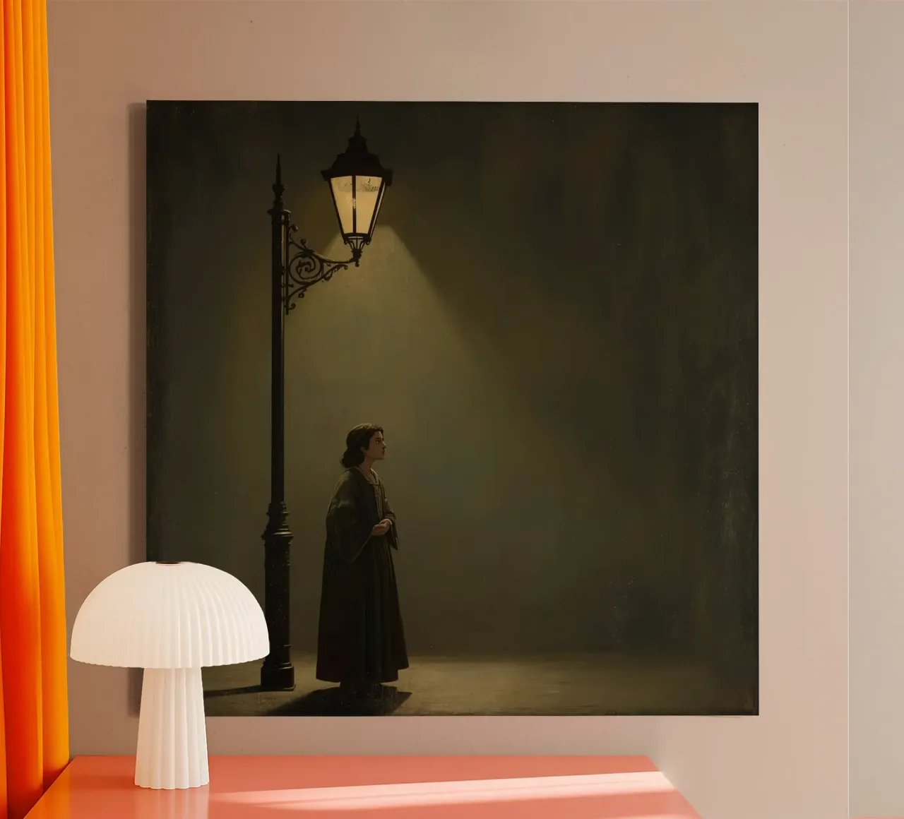 Donna in piedi accanto a un lampione illuminato di notte tela con Cornice a cassetta da DesignDoodle