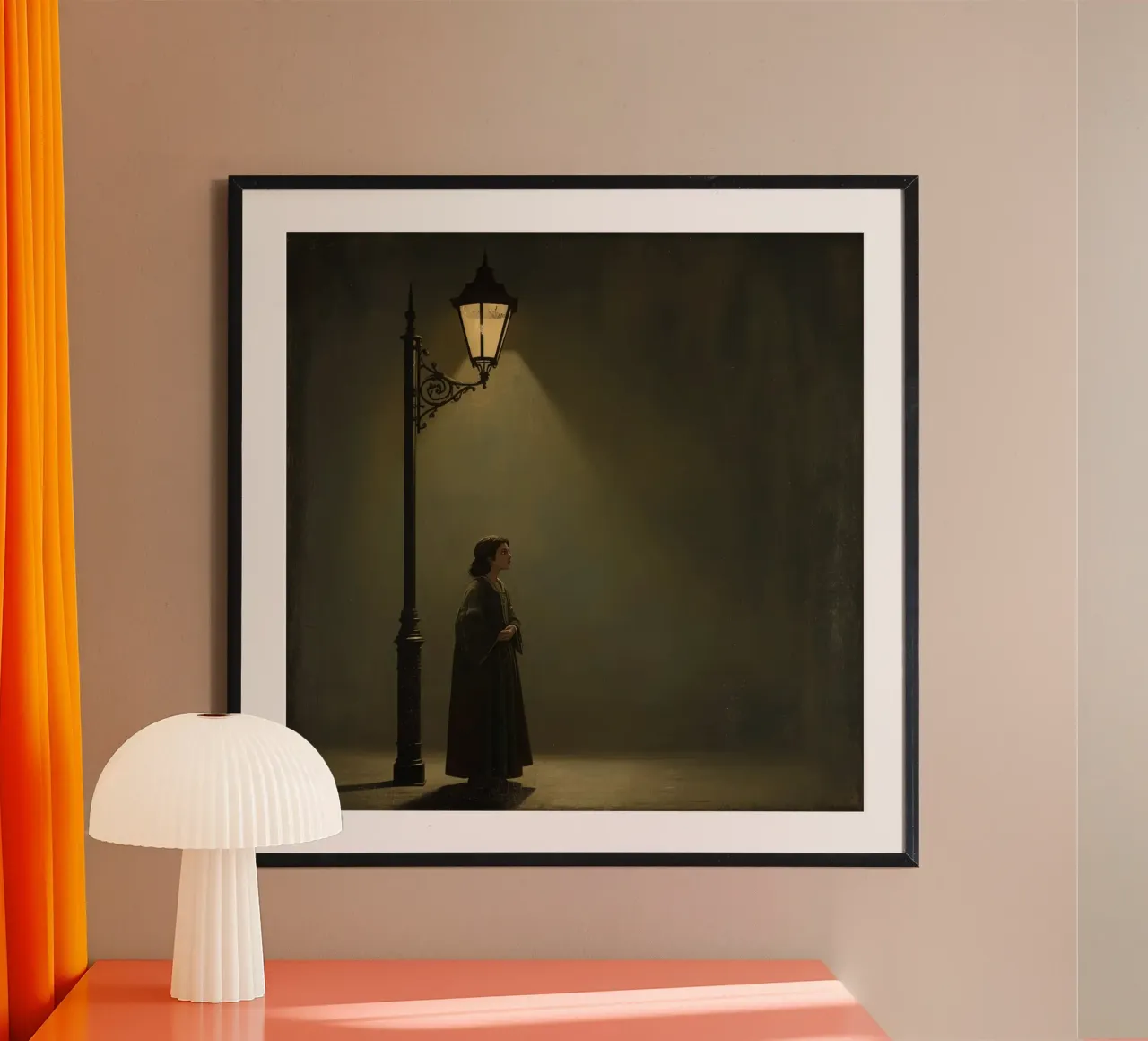 Donna in piedi accanto a un lampione illuminato di notte poster con telaio in legno da DesignDoodle
