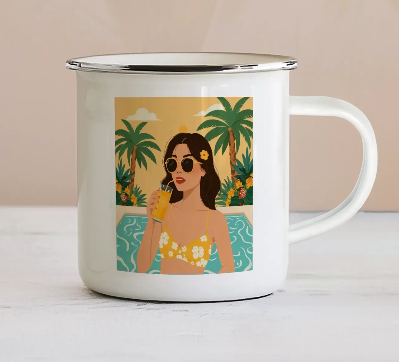 Donna con succo di frutta in piscina con palme tazza in smalto da DesignDoodle