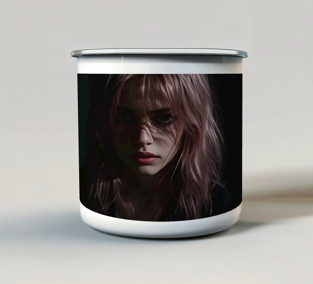 Donna con capelli lunghi rosa in giacca scura tazza in smalto da DesignDoodle