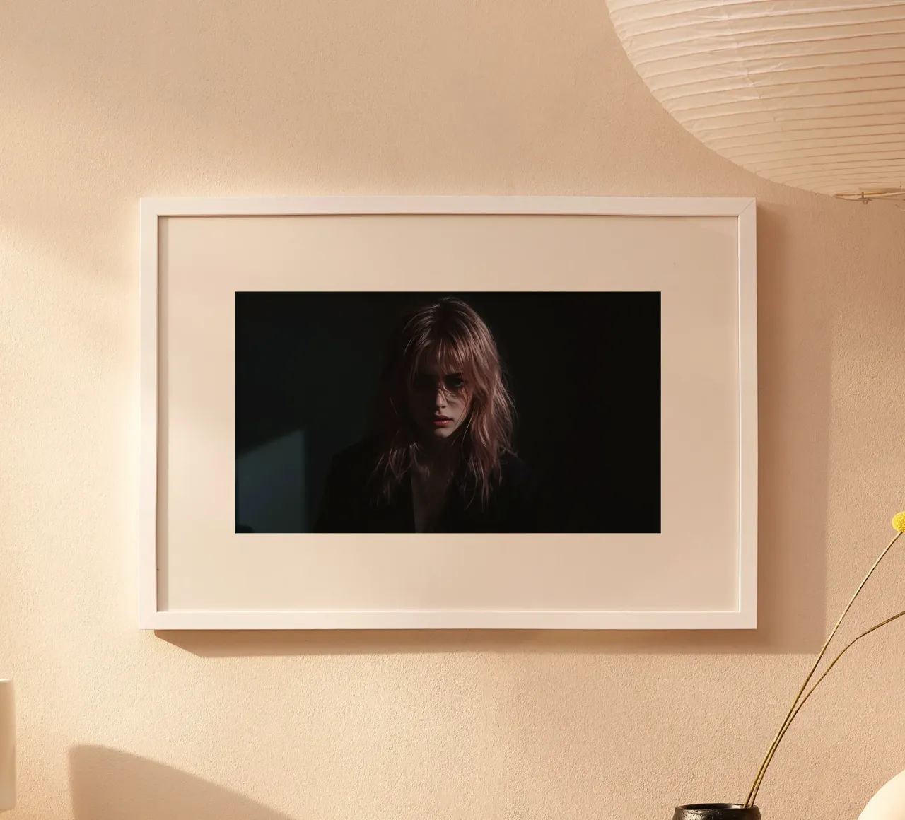 Vrouw met roze lang haar in donker jasje poster met houten frame van DesignDoodle