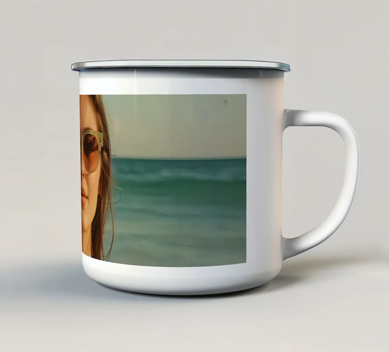 Donna con bicchiere di vino sulla spiaggia tazza in smalto da DesignDoodle