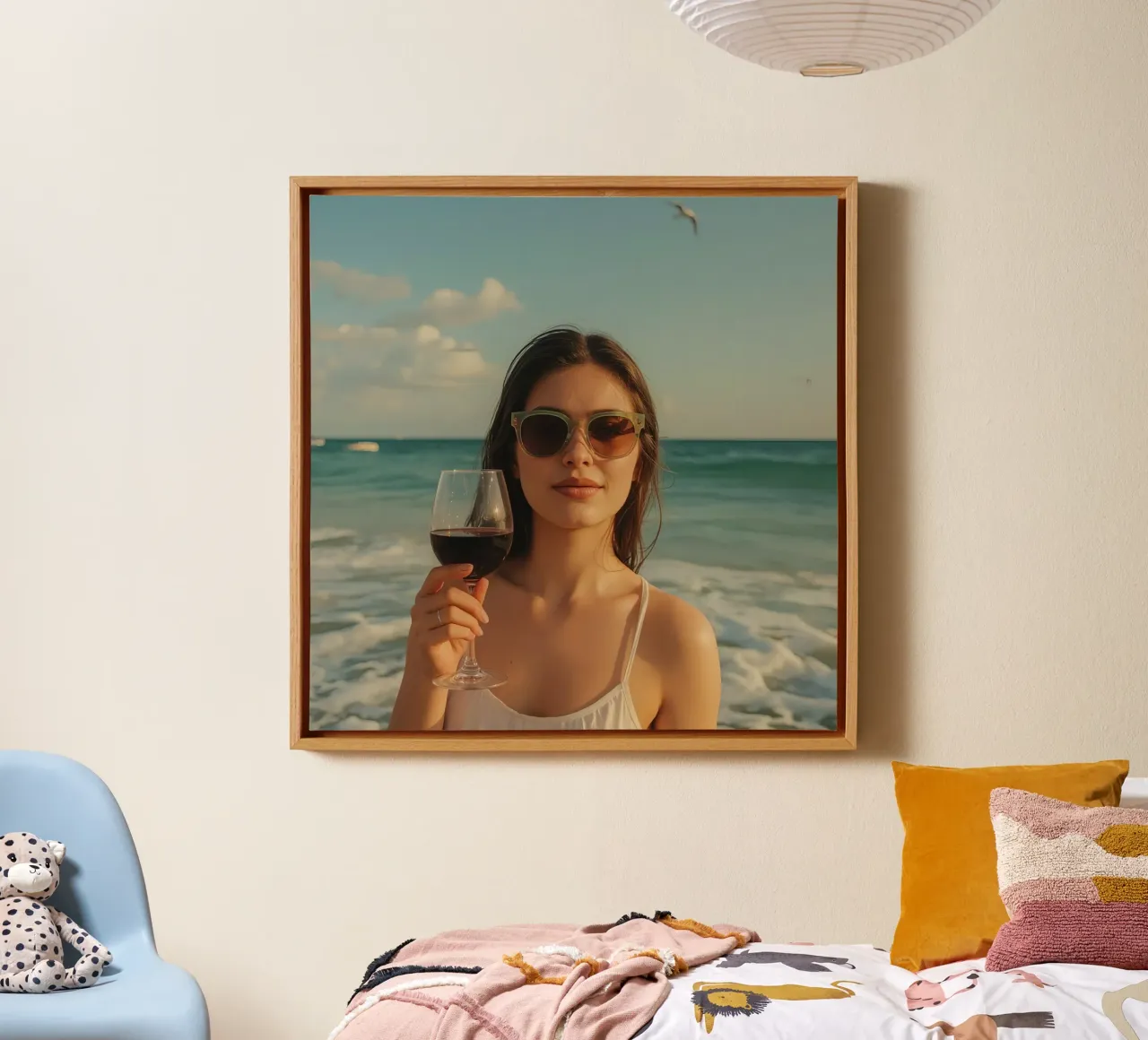 Donna con bicchiere di vino sulla spiaggia tela con Cornice a cassetta da DesignDoodle