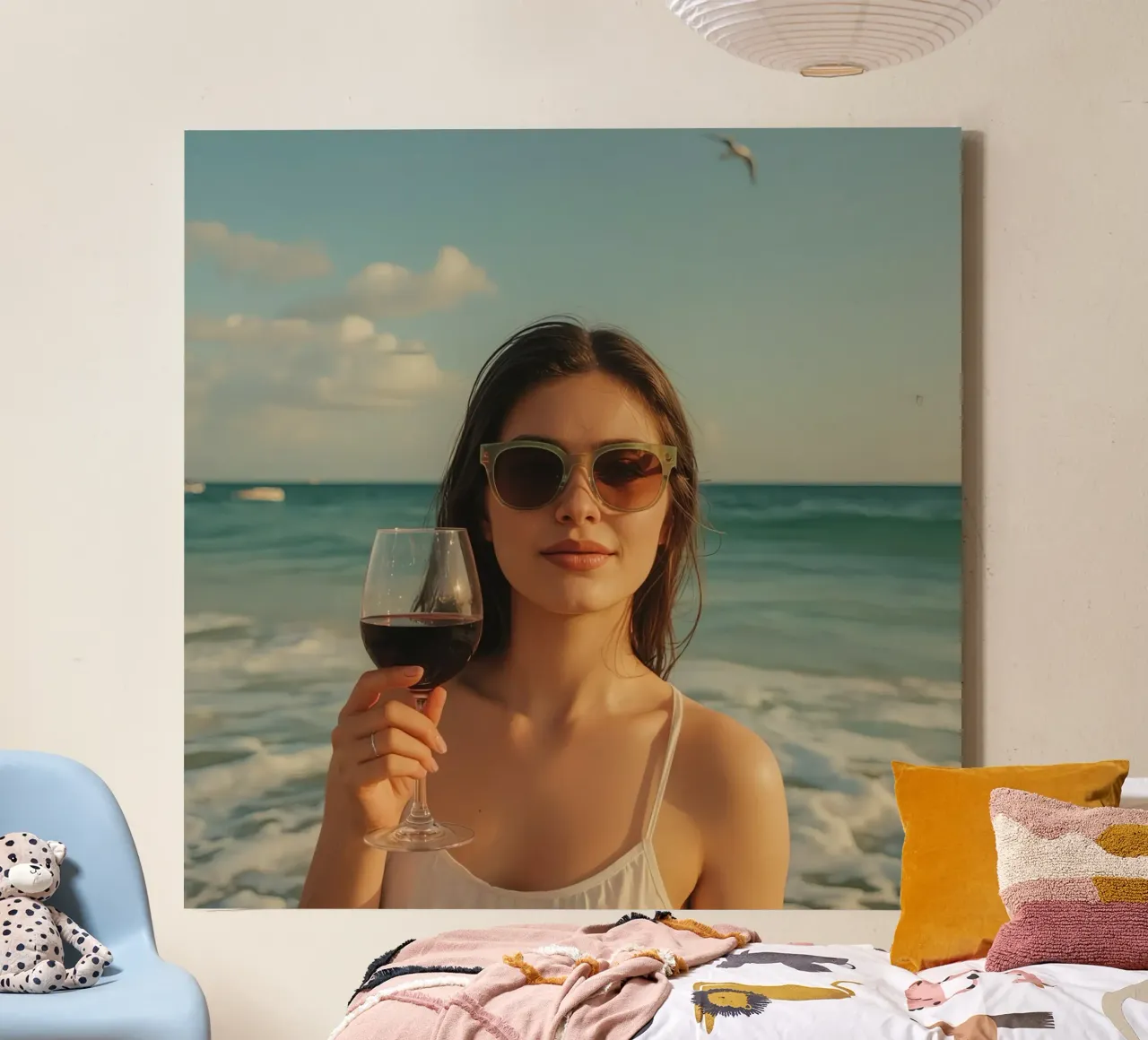 Donna con bicchiere di vino sulla spiaggia tela con Cornice a cassetta da DesignDoodle
