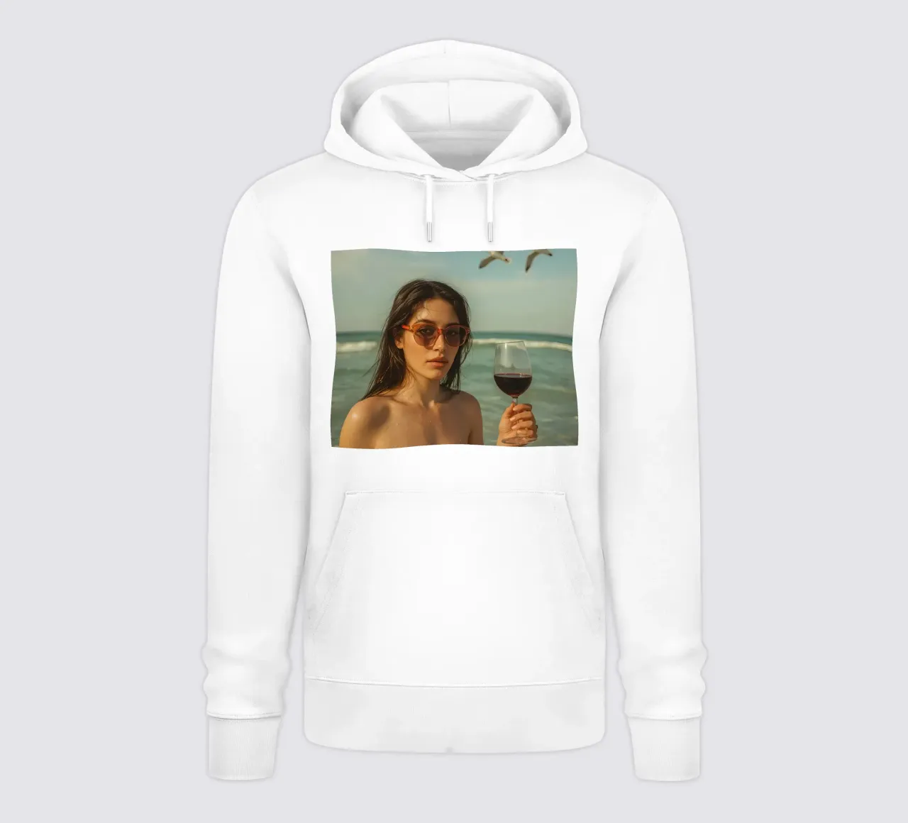 Donna con bicchiere di vino sulla spiaggia Gabbiani sopra la testa felpa con cappuccio da DesignDoodle
