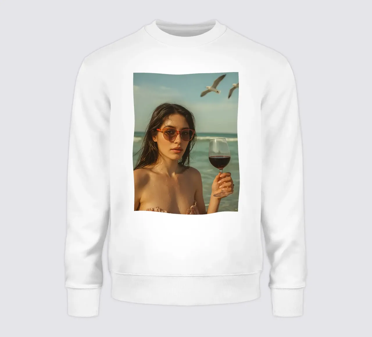 Donna con bicchiere di vino sulla spiaggia Gabbiani sopra la testa felpa da DesignDoodle