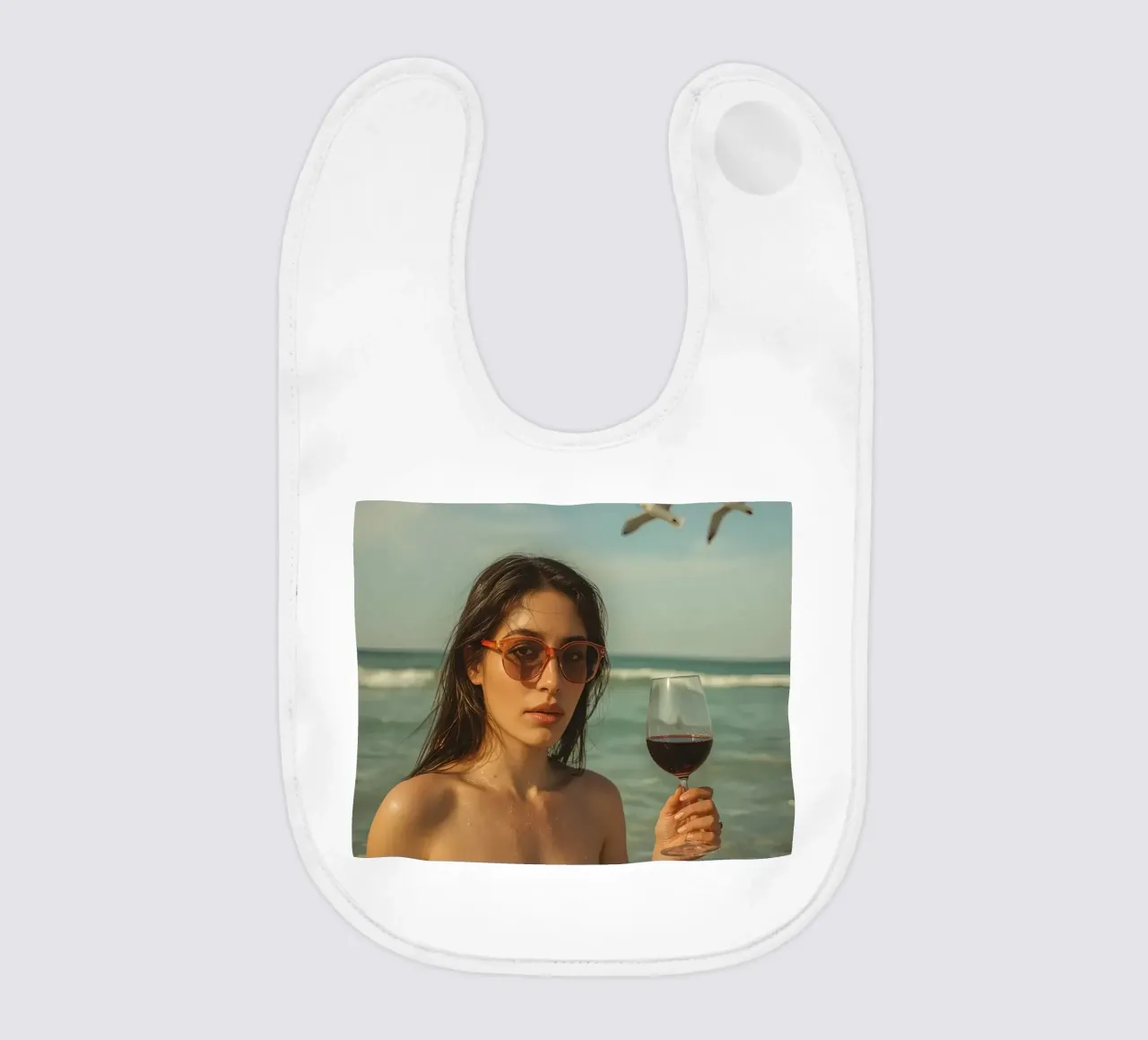 Donna con bicchiere di vino sulla spiaggia Gabbiani sopra la testa bavaglino da DesignDoodle