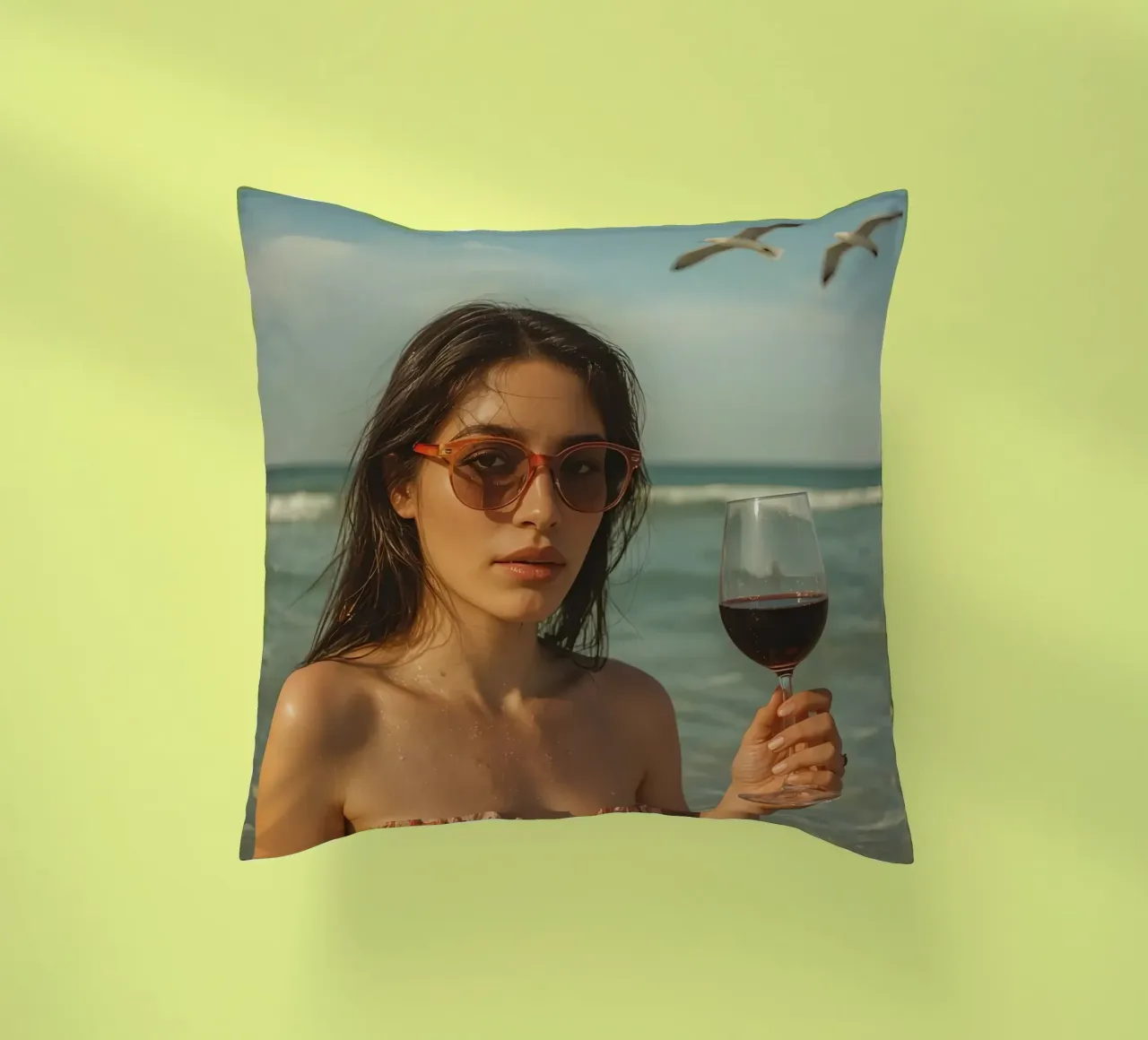 Donna con bicchiere di vino sulla spiaggia Gabbiani sopra la testa cuscino da DesignDoodle