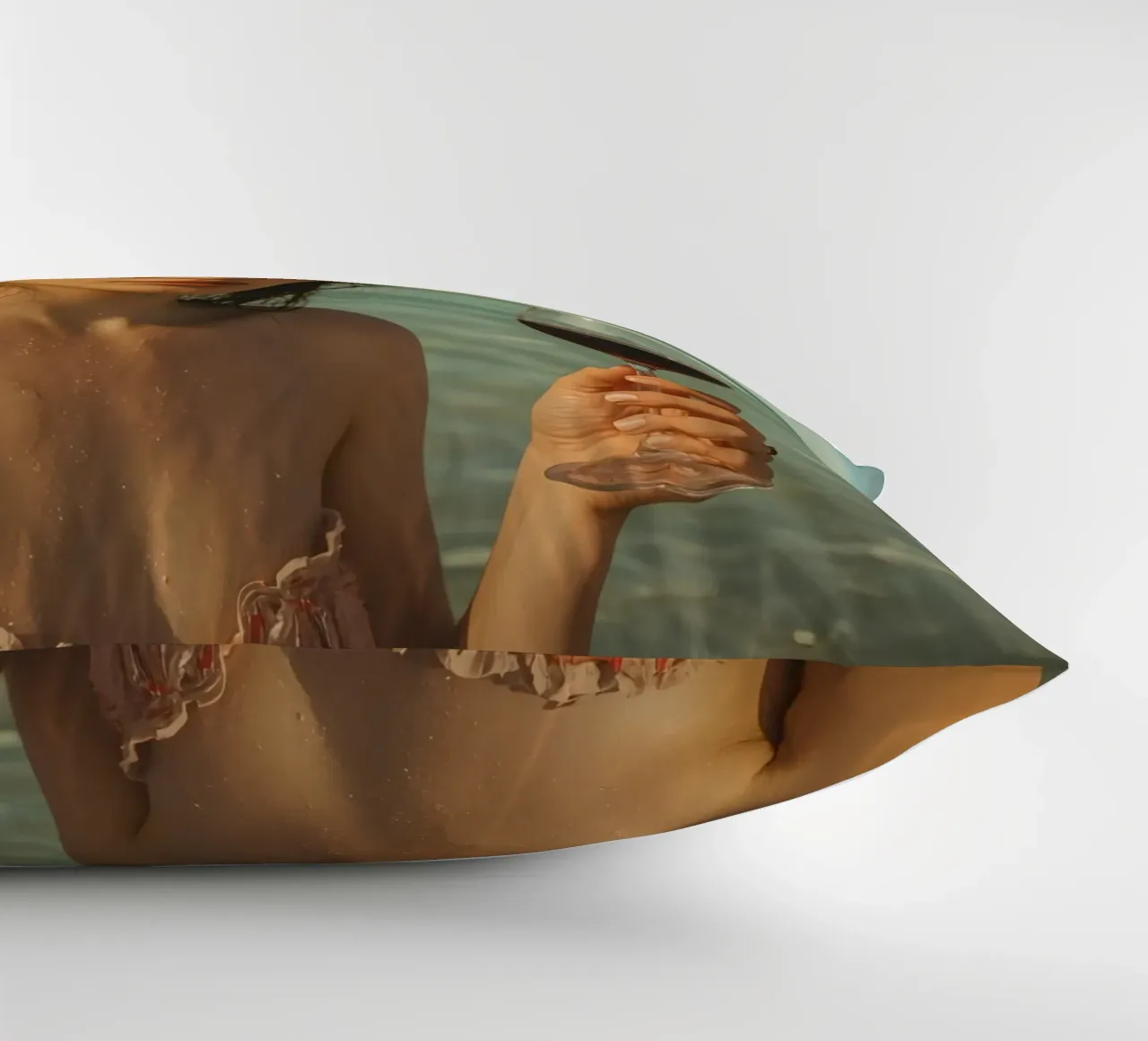 Donna con bicchiere di vino sulla spiaggia Gabbiani sopra la testa cuscino da DesignDoodle