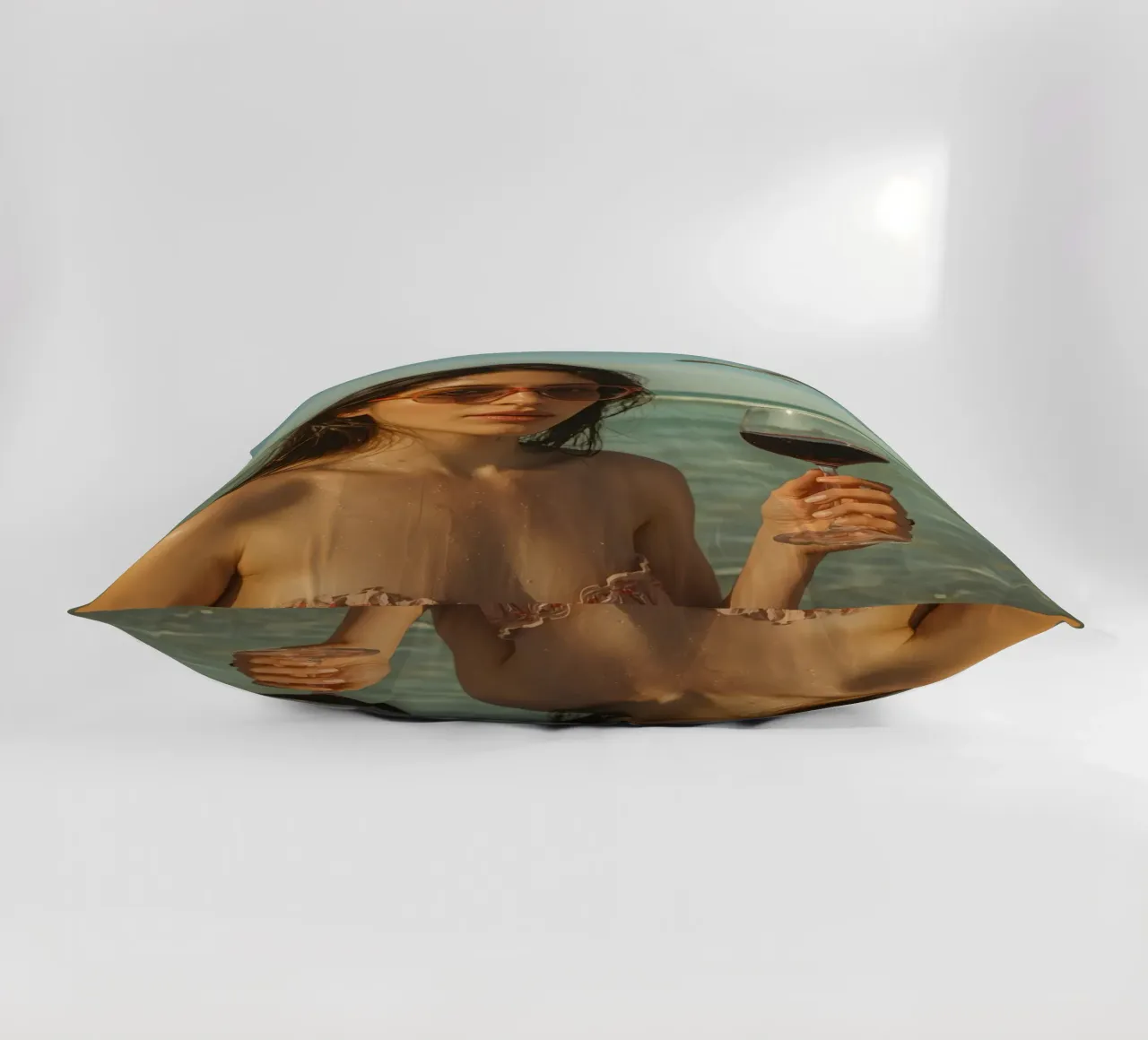 Donna con bicchiere di vino sulla spiaggia Gabbiani sopra la testa cuscino da DesignDoodle
