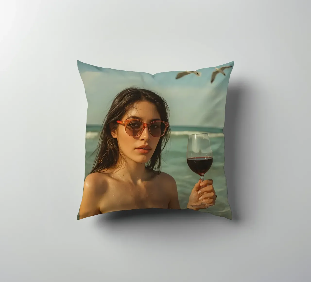 Donna con bicchiere di vino sulla spiaggia Gabbiani sopra la testa cuscino da DesignDoodle