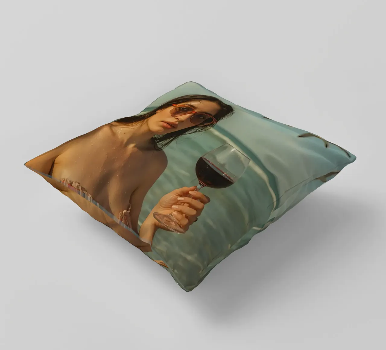 Donna con bicchiere di vino sulla spiaggia Gabbiani sopra la testa cuscino da DesignDoodle
