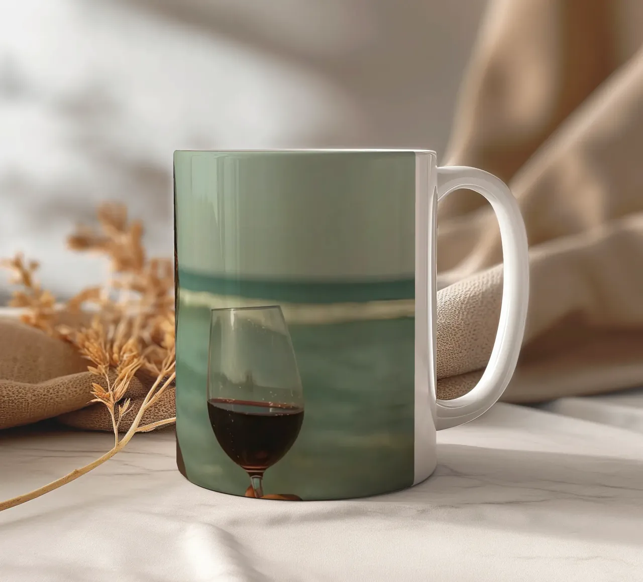 Donna con bicchiere di vino sulla spiaggia Gabbiani sopra la testa tazza in ceramica da DesignDoodle