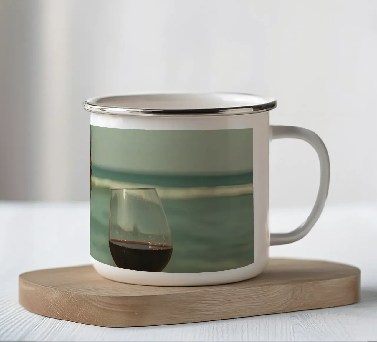 Donna con bicchiere di vino sulla spiaggia Gabbiani sopra la testa tazza in smalto da DesignDoodle