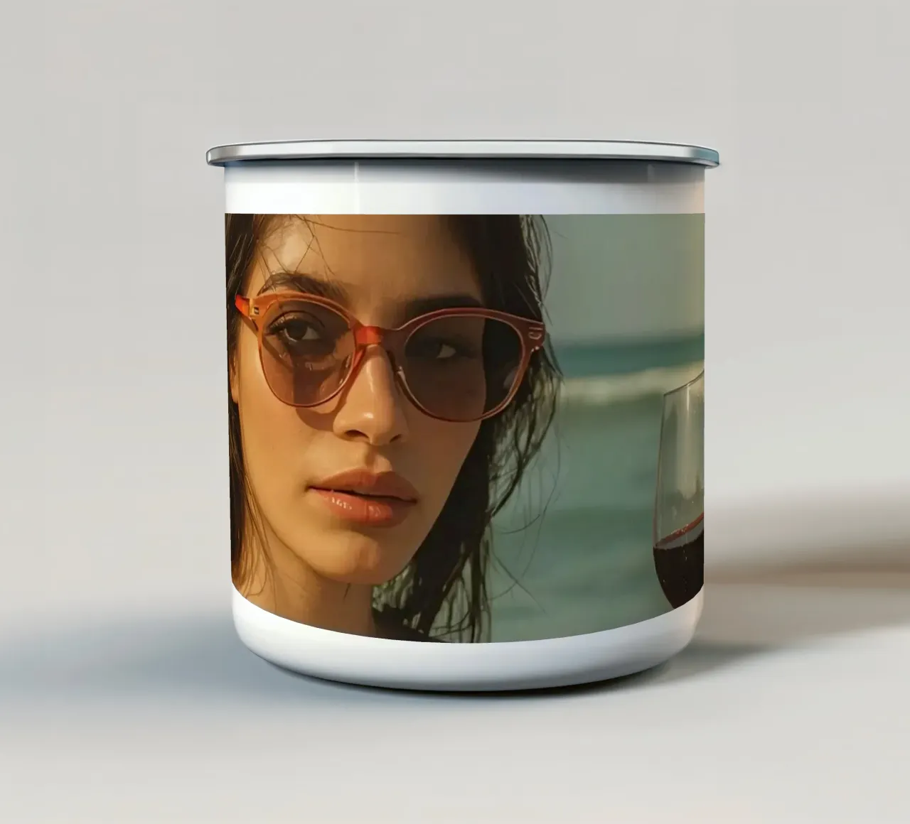 Donna con bicchiere di vino sulla spiaggia Gabbiani sopra la testa tazza in smalto da DesignDoodle