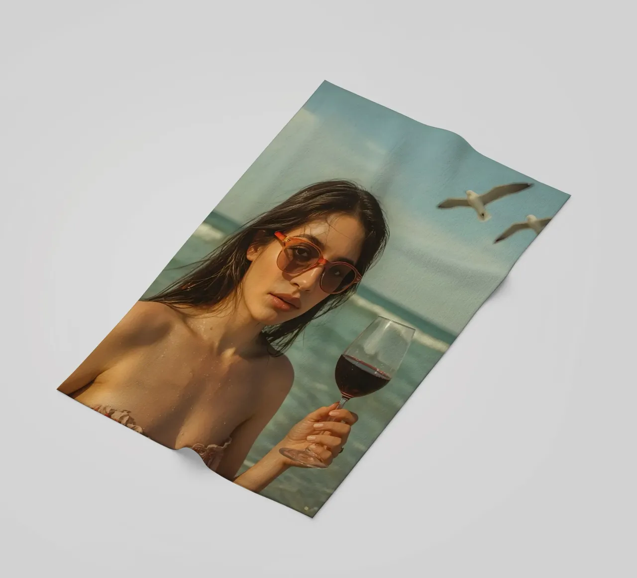 Donna con bicchiere di vino sulla spiaggia Gabbiani sopra la testa telo mare da DesignDoodle