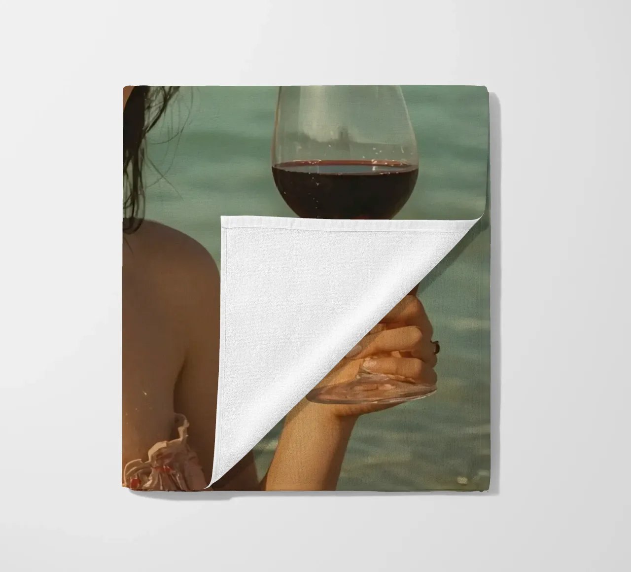 Donna con bicchiere di vino sulla spiaggia Gabbiani sopra la testa telo mare da DesignDoodle