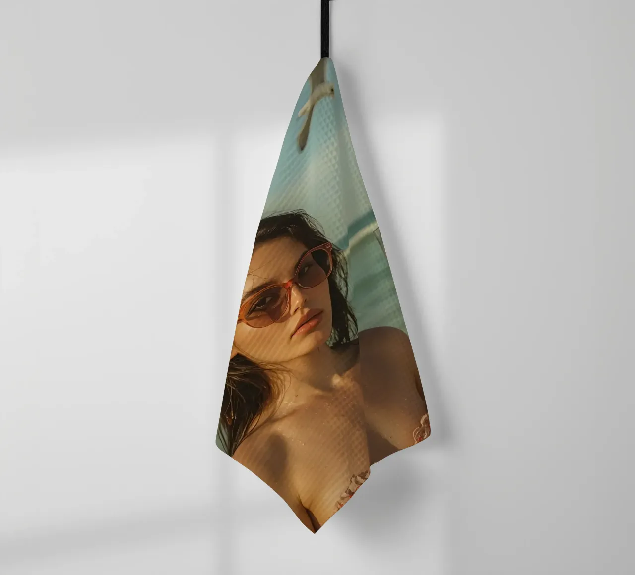 Donna con bicchiere di vino sulla spiaggia Gabbiani sopra la testa canovaccio da cucina da DesignDoodle