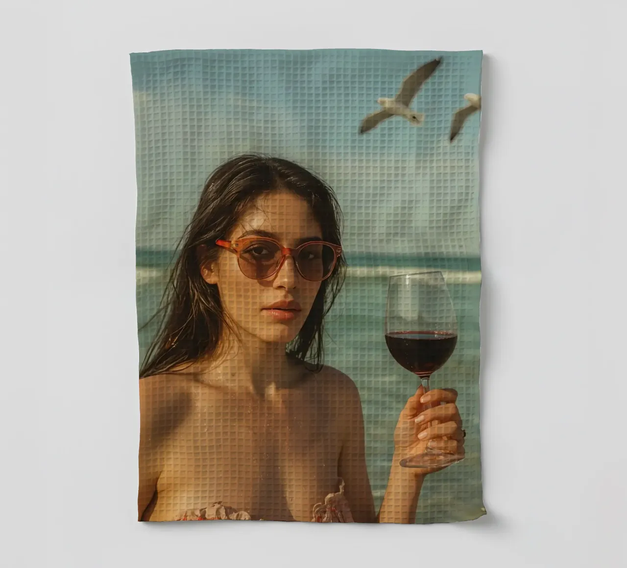 Donna con bicchiere di vino sulla spiaggia Gabbiani sopra la testa canovaccio da cucina da DesignDoodle
