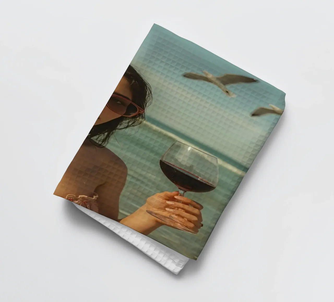 Donna con bicchiere di vino sulla spiaggia Gabbiani sopra la testa canovaccio da cucina da DesignDoodle